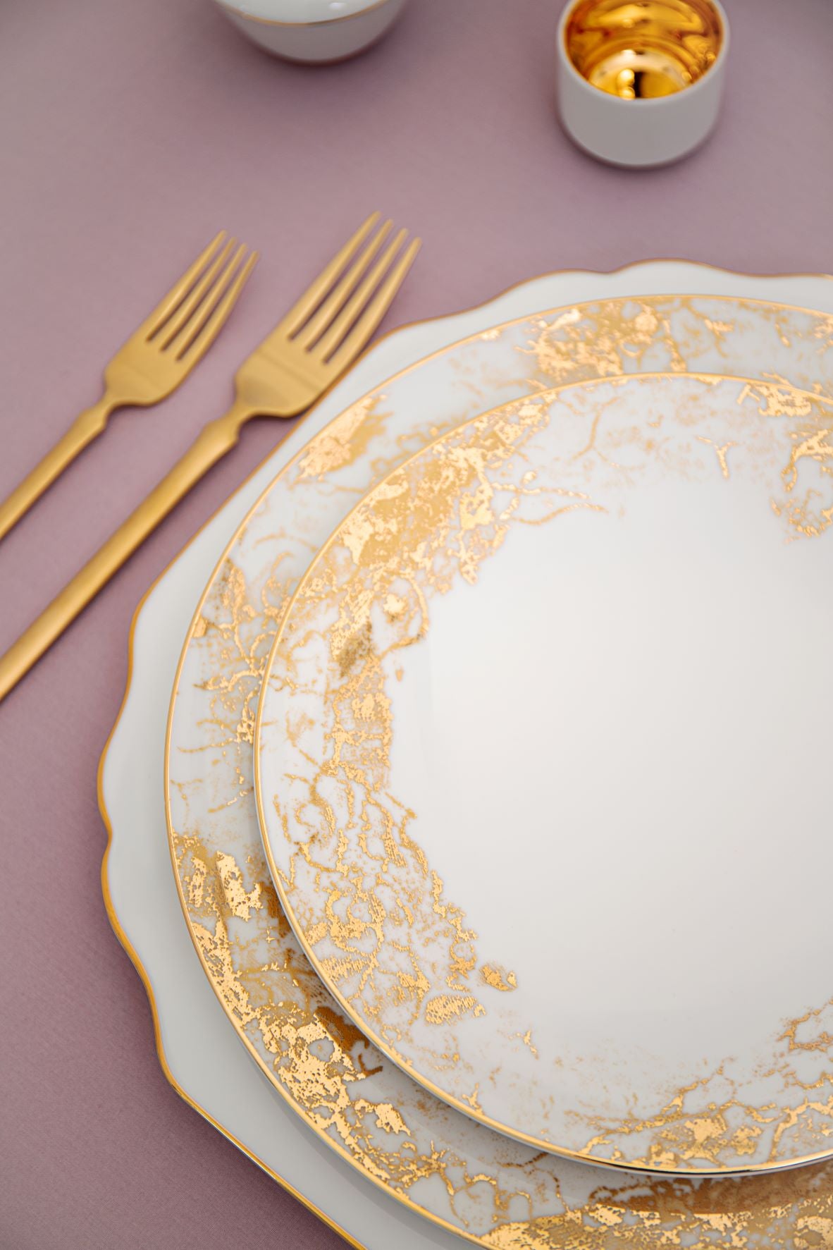 Gold porcelain dinner plate
